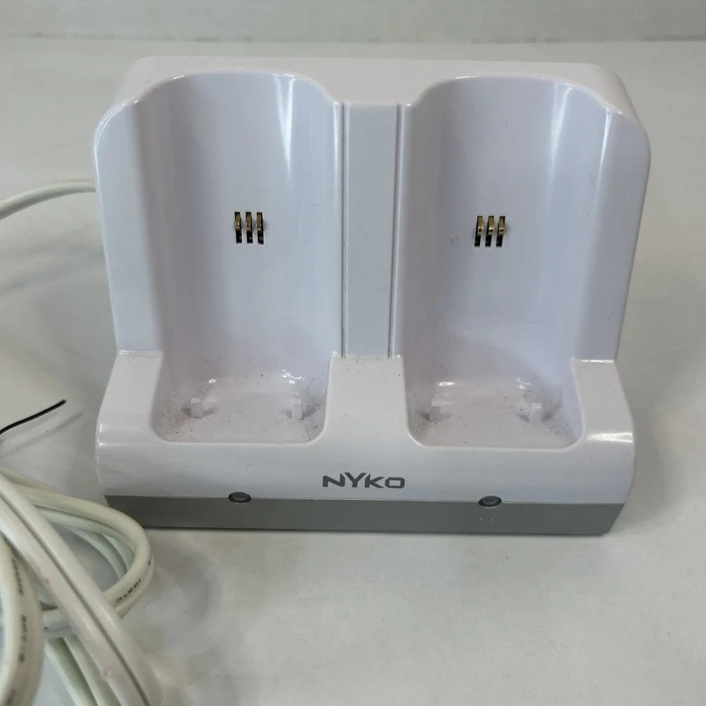 Nyko Charge Station 87000-A50 for Nintendo Wii Remote Controllers